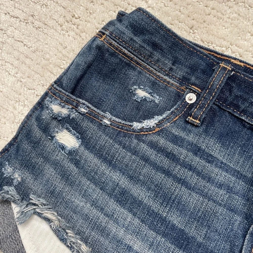 Abercrombie & Fitch Distressed Button-Fly Denim Shorts Medium Wash Frayed Size 6 - Picture 13 of 17